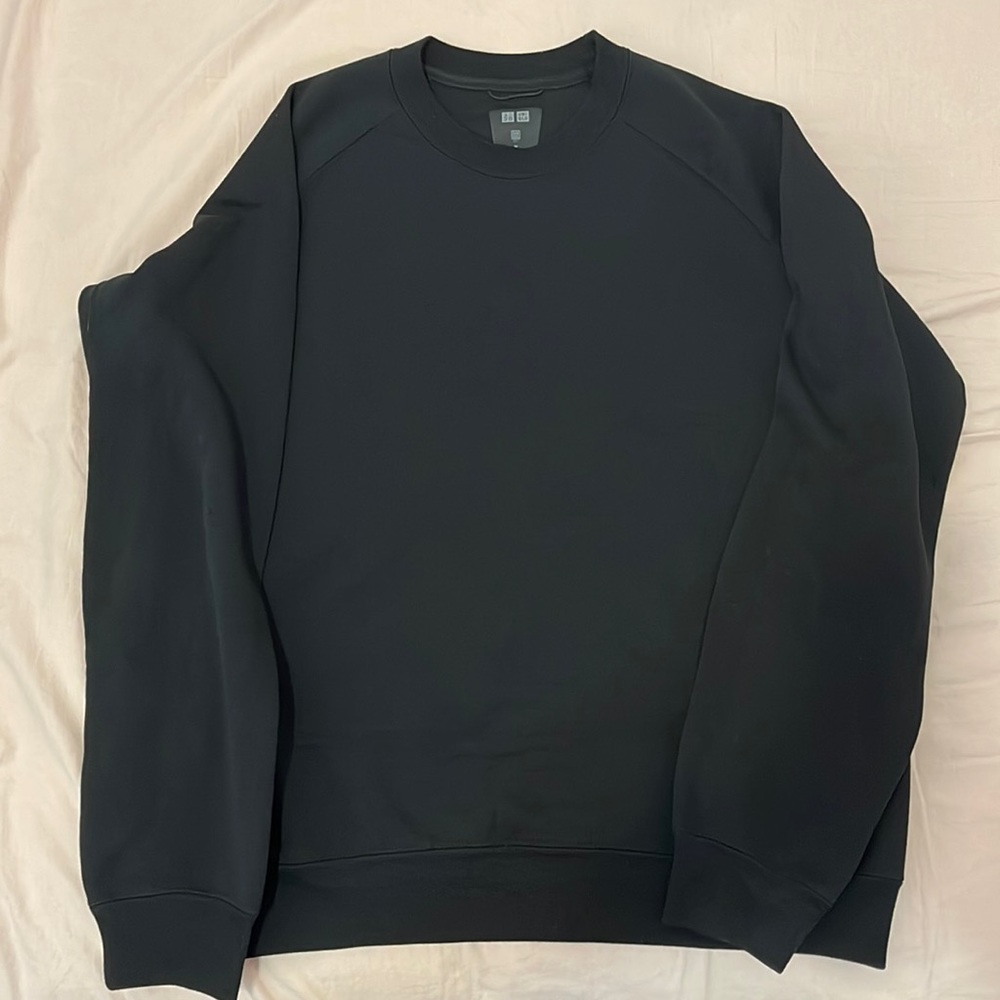 Uniqlo crewneck with zipper pockets